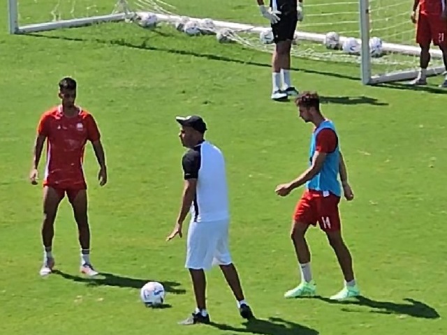 אסי אלימלך מעביר אימון ברעננה (מדיה הפועל רעננה)